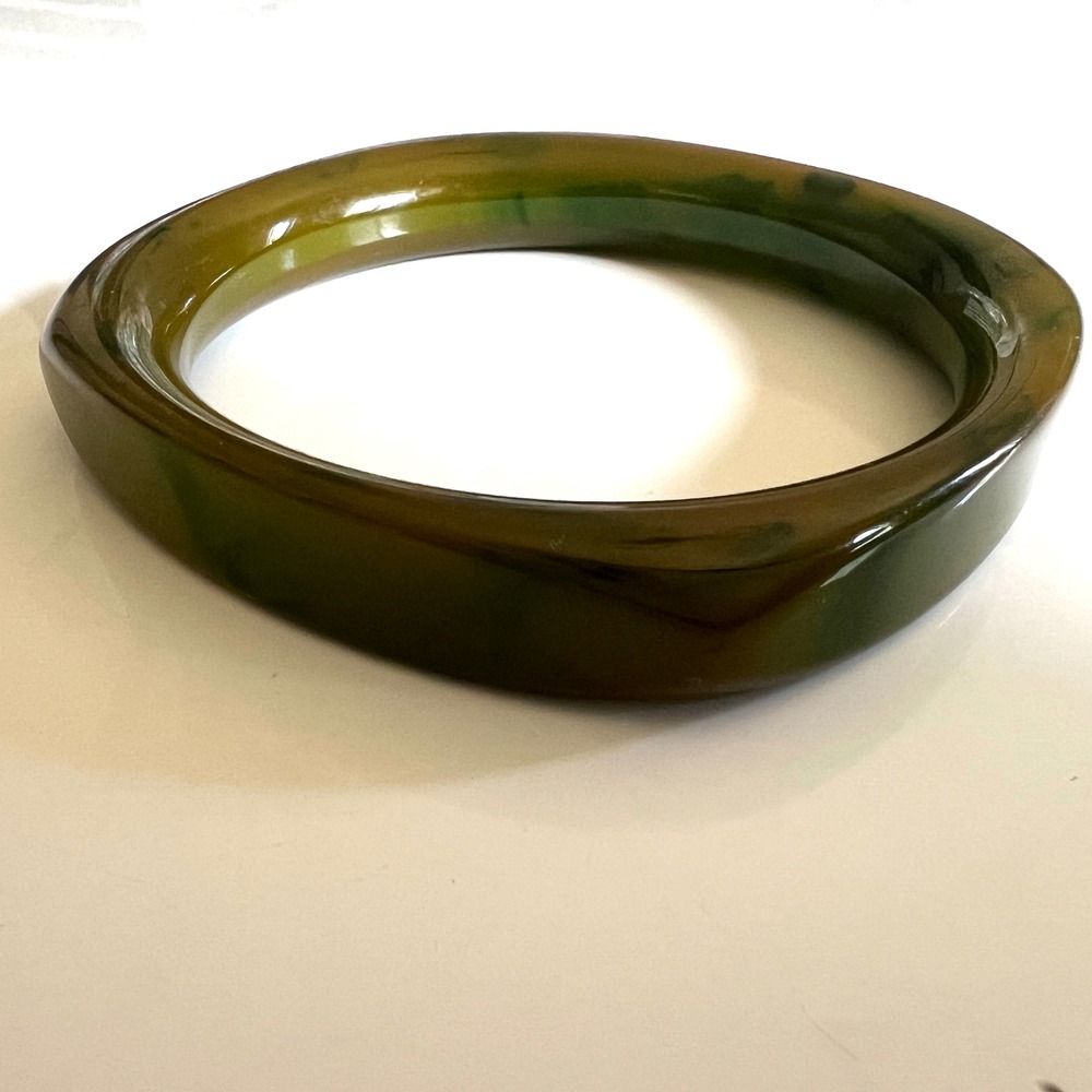 Vintage Olive Green Bakelite Carved Bangle Bracelet Simichrome Tested - Picture 8 of 9